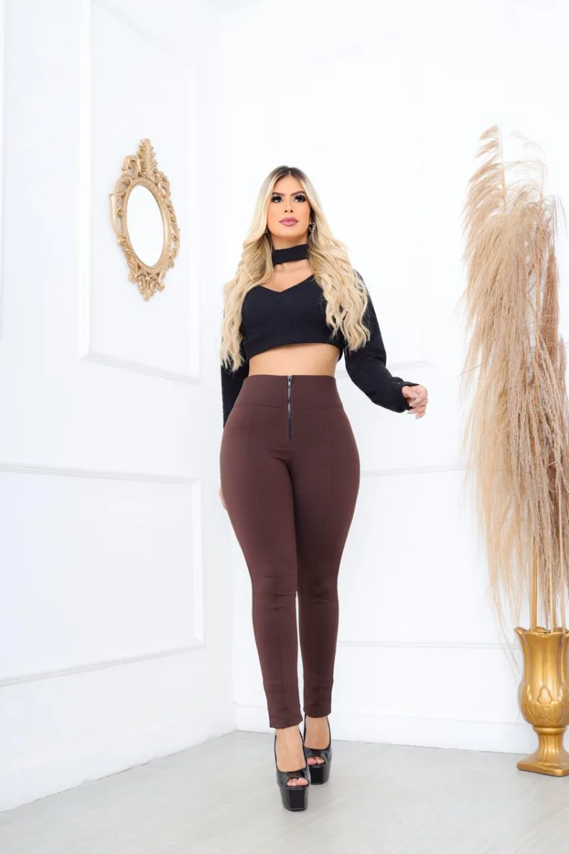 Calça Flanelada Marrom de zíper Peluciada com bolso traseiro - 2